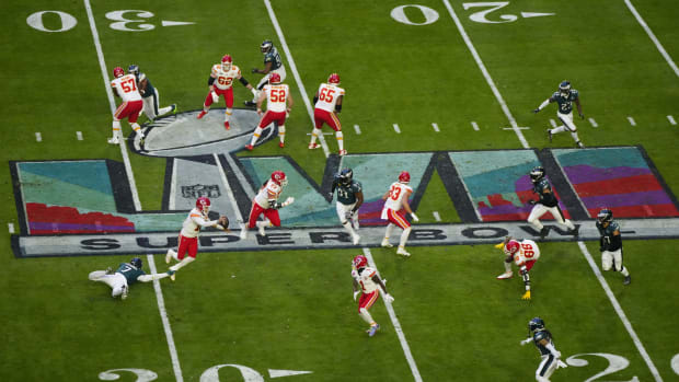 Kansas City Chiefs quarterback Patrick Mahomes (15) escapa de Philadelphia Eagles linebacker Haason Reddick
